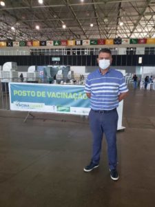 Vereador Luiz Fernando faz visita a centro de vacinação e acompanha denúncias