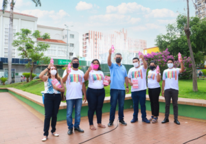 Vereador encerra campanha do Outubro Rosa com panfletagem nas ruas